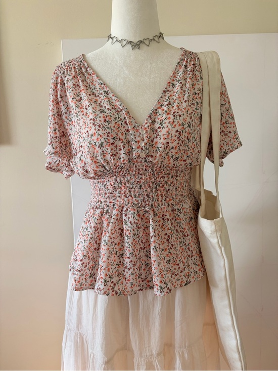 Tops - 🍀 2/$10: Floral Smocked Waist V-Neck Top